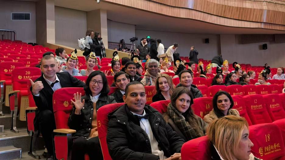 Изображение выглядит как одежда, человек, женщина, актовый зал Контент, сгенерированный ИИ, может содержать ошибки.