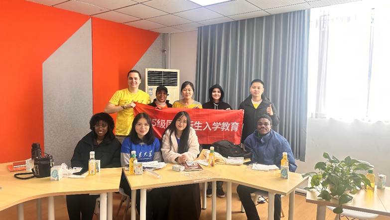 一群人在桌子前 AI 生成的内容可能不正确。